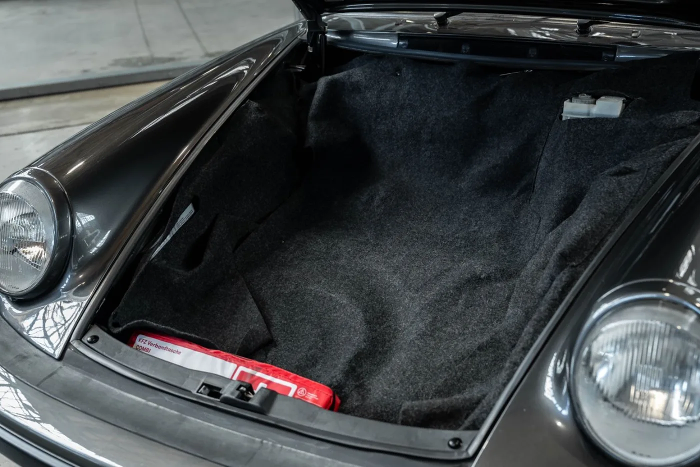 1989 Porsche 911 Carrera Cabriolet angeboten von einem Fachhändler in Neuss, Deutschland, Foto 22 von 25