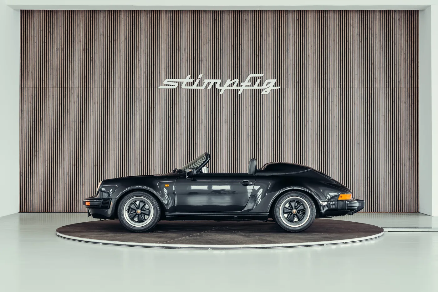 1989 Porsche 911 Speedster angeboten von einem Oldtimerspezialisten in Stuttgart, Deutschland, Foto 2 von 25