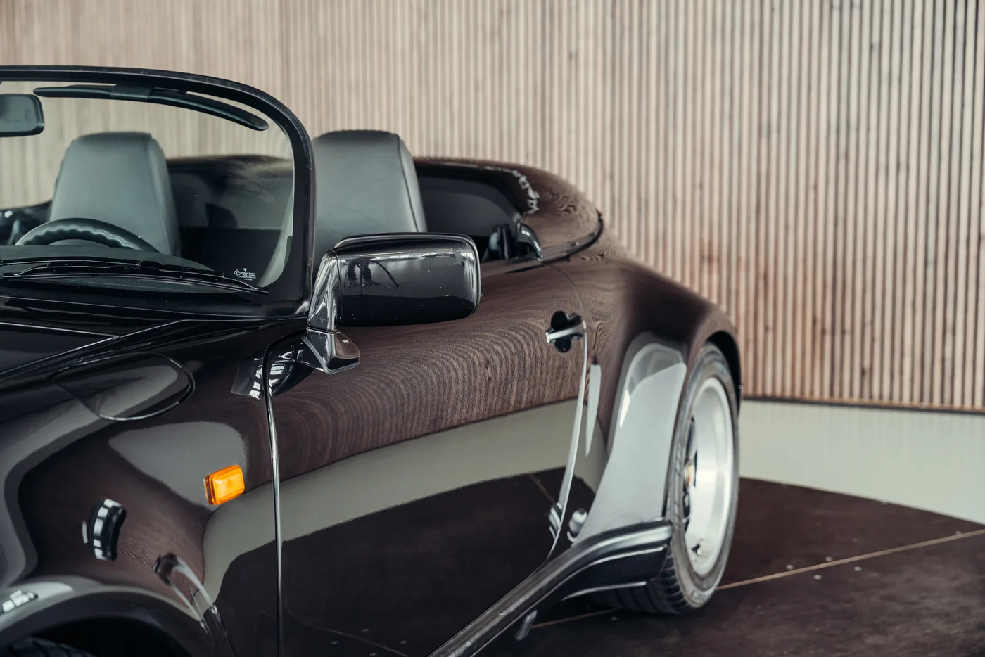 1989 Porsche 911 Speedster angeboten von einem Oldtimerspezialisten in Stuttgart, Deutschland, Foto 11 von 25