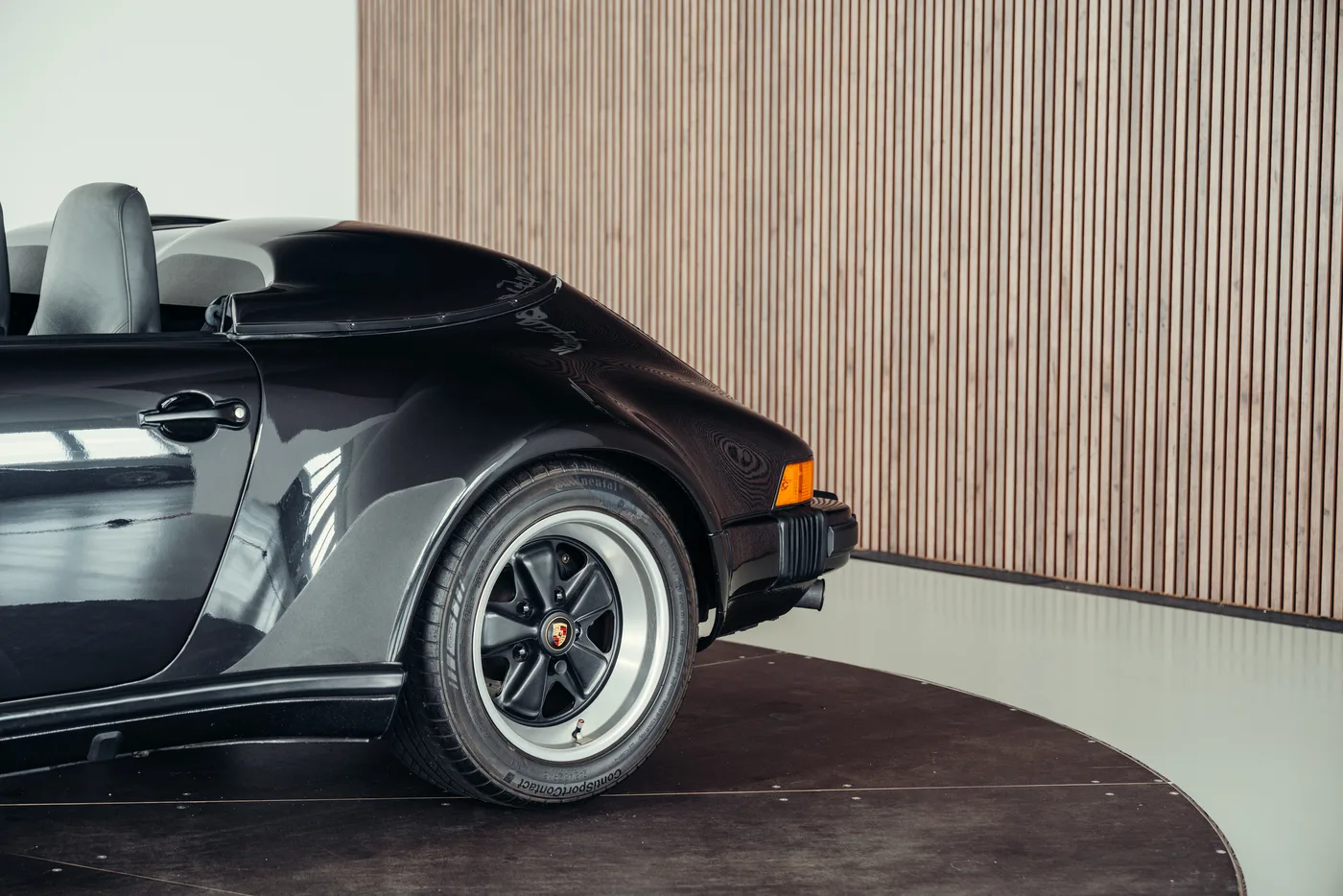 1989 Porsche 911 Speedster angeboten von einem Oldtimerspezialisten in Stuttgart, Deutschland, Foto 12 von 25