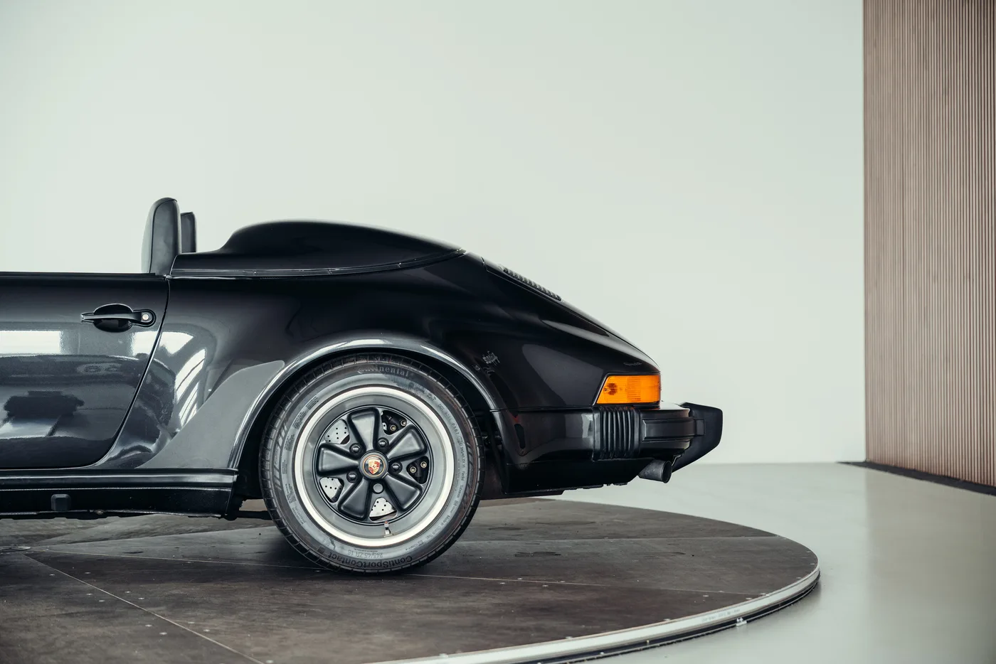 1989 Porsche 911 Speedster angeboten von einem Oldtimerspezialisten in Stuttgart, Deutschland, Foto 13 von 25