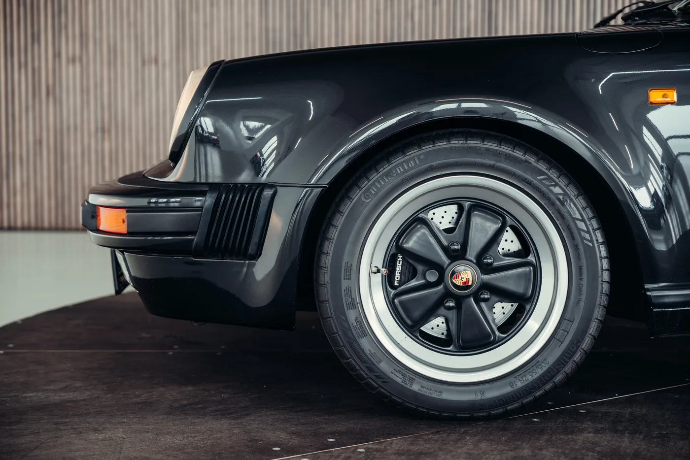 1989 Porsche 911 Speedster angeboten von einem Oldtimerspezialisten in Stuttgart, Deutschland, Foto 15 von 25