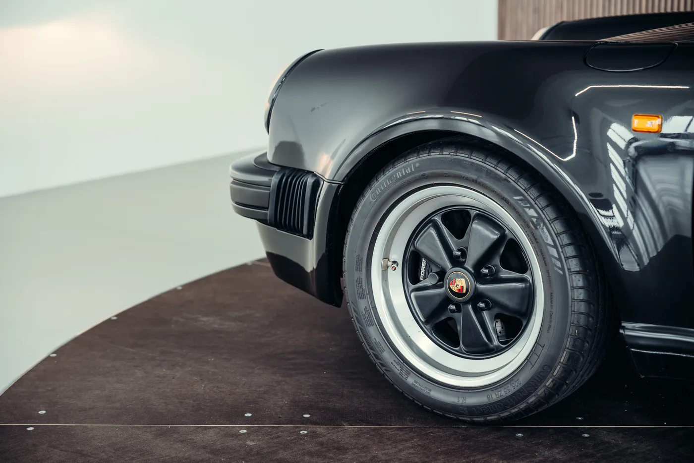 1989 Porsche 911 Speedster angeboten von einem Oldtimerspezialisten in Stuttgart, Deutschland, Foto 16 von 25