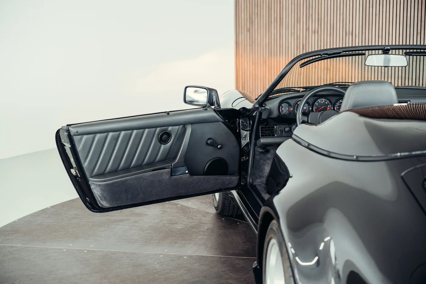 1989 Porsche 911 Speedster angeboten von einem Oldtimerspezialisten in Stuttgart, Deutschland, Foto 17 von 25