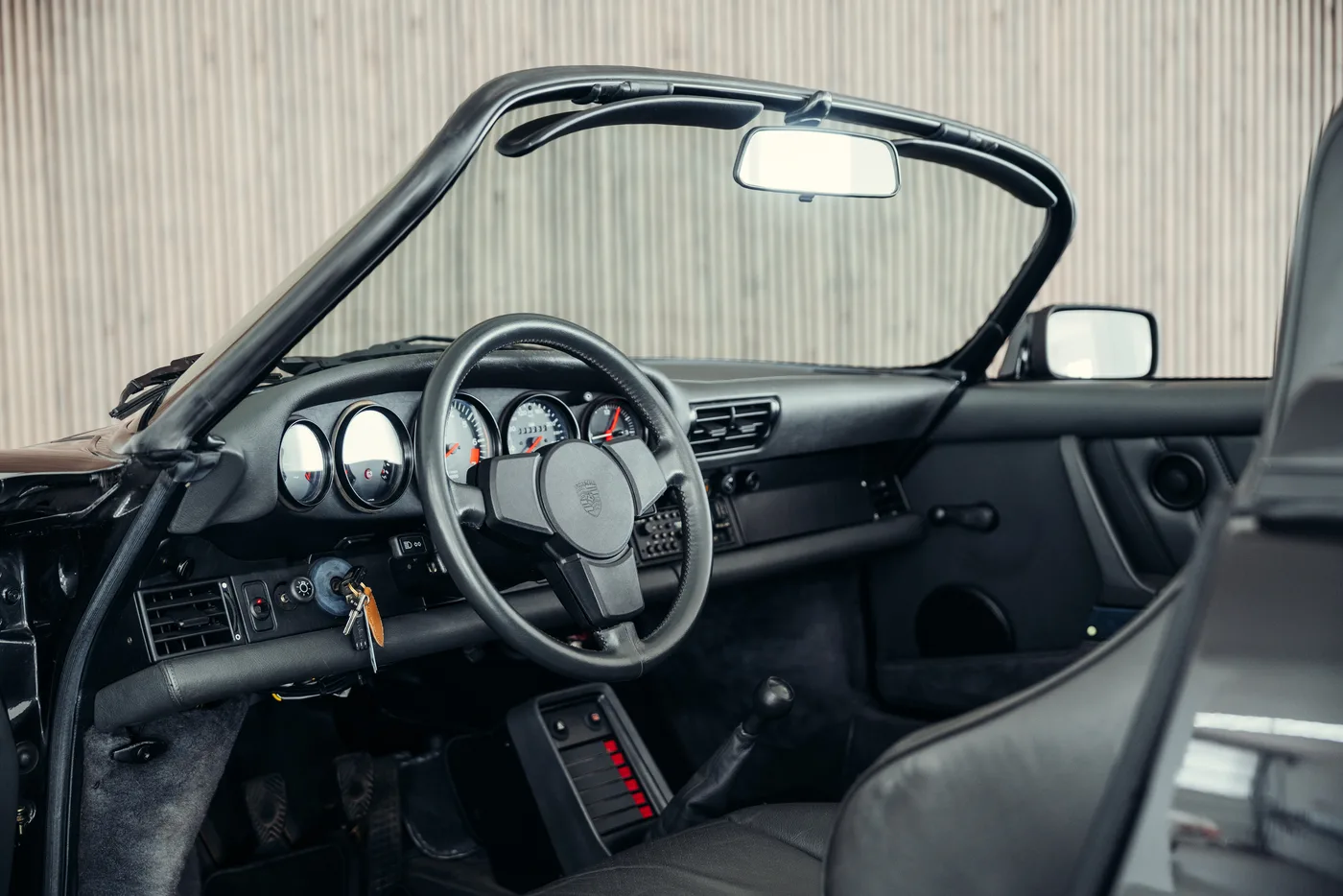 1989 Porsche 911 Speedster angeboten von einem Oldtimerspezialisten in Stuttgart, Deutschland, Foto 21 von 25