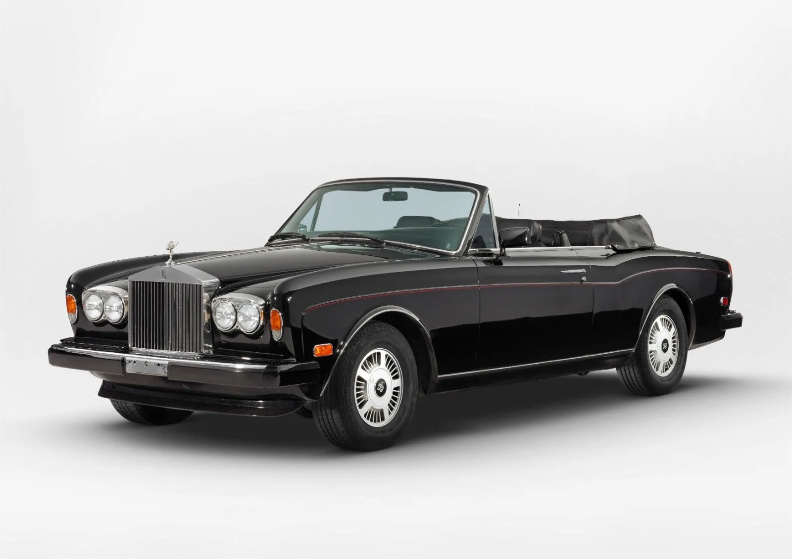 1989 Rolls-Royce Corniche II en un concesionario especializado de Lindau, Alemania, foto principal