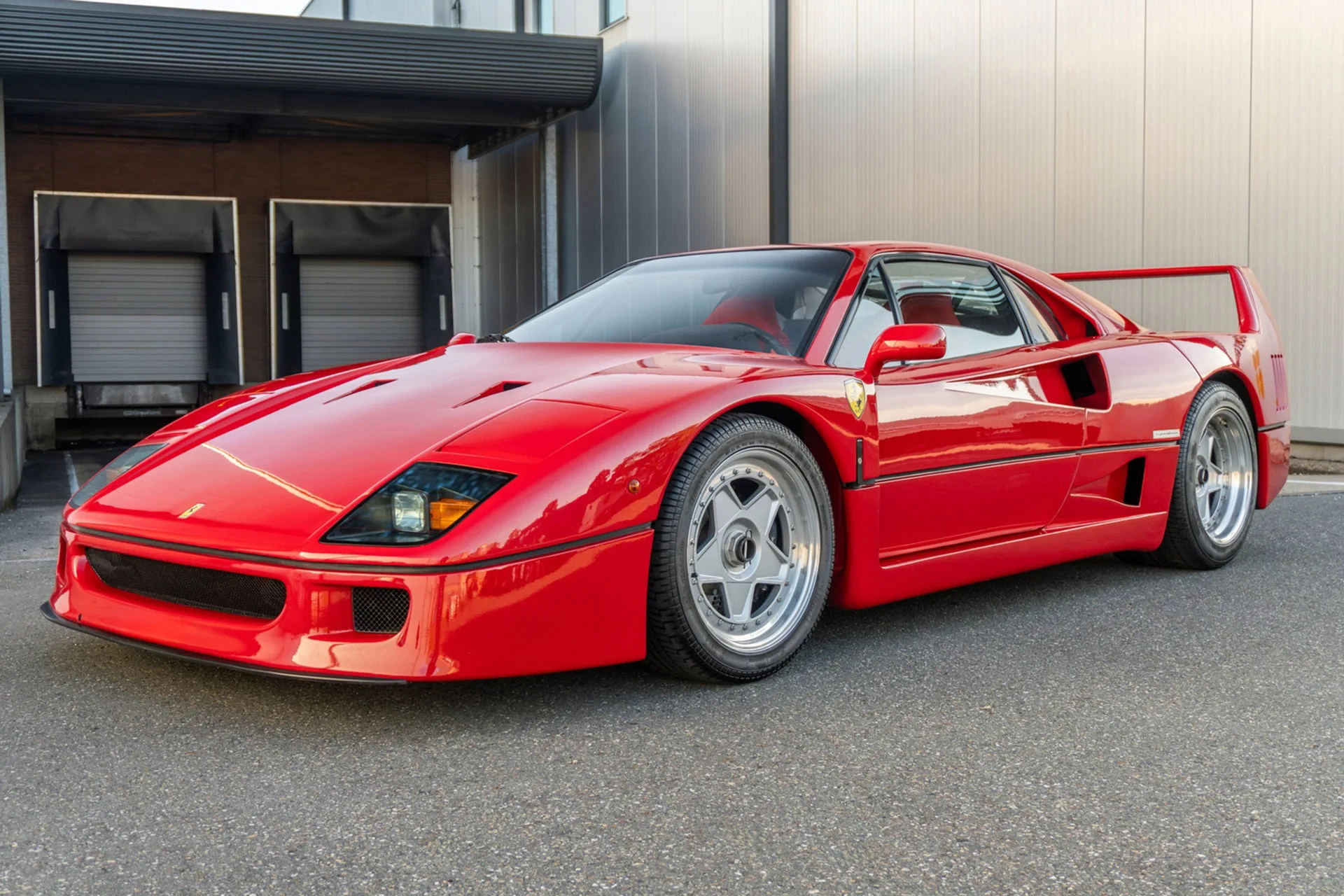 1990 Ferrari F40 angeboten von einem Supersportwagenhändler in Woerden, Niederlande, Hauptfoto
