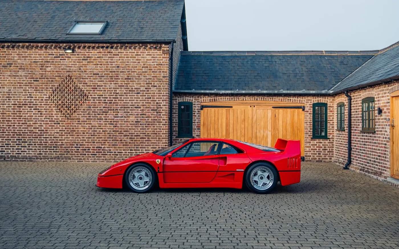 1990 Ferrari F40 offered by a specialist dealer in Chorleywood, United Kingdom, photo 3 of 15