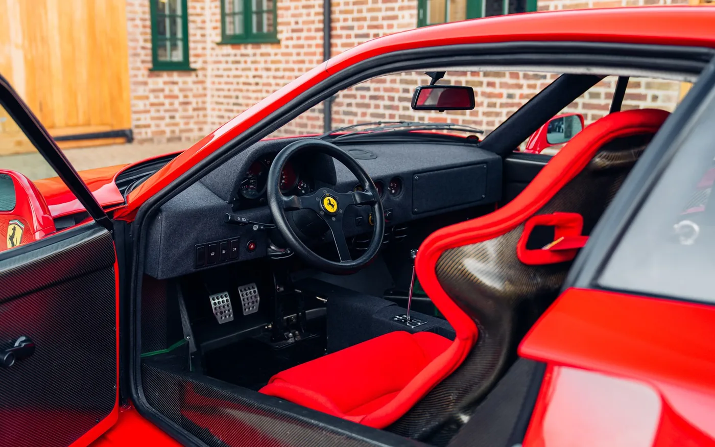 1990 Ferrari F40 offered by a specialist dealer in Chorleywood, United Kingdom, photo 4 of 15