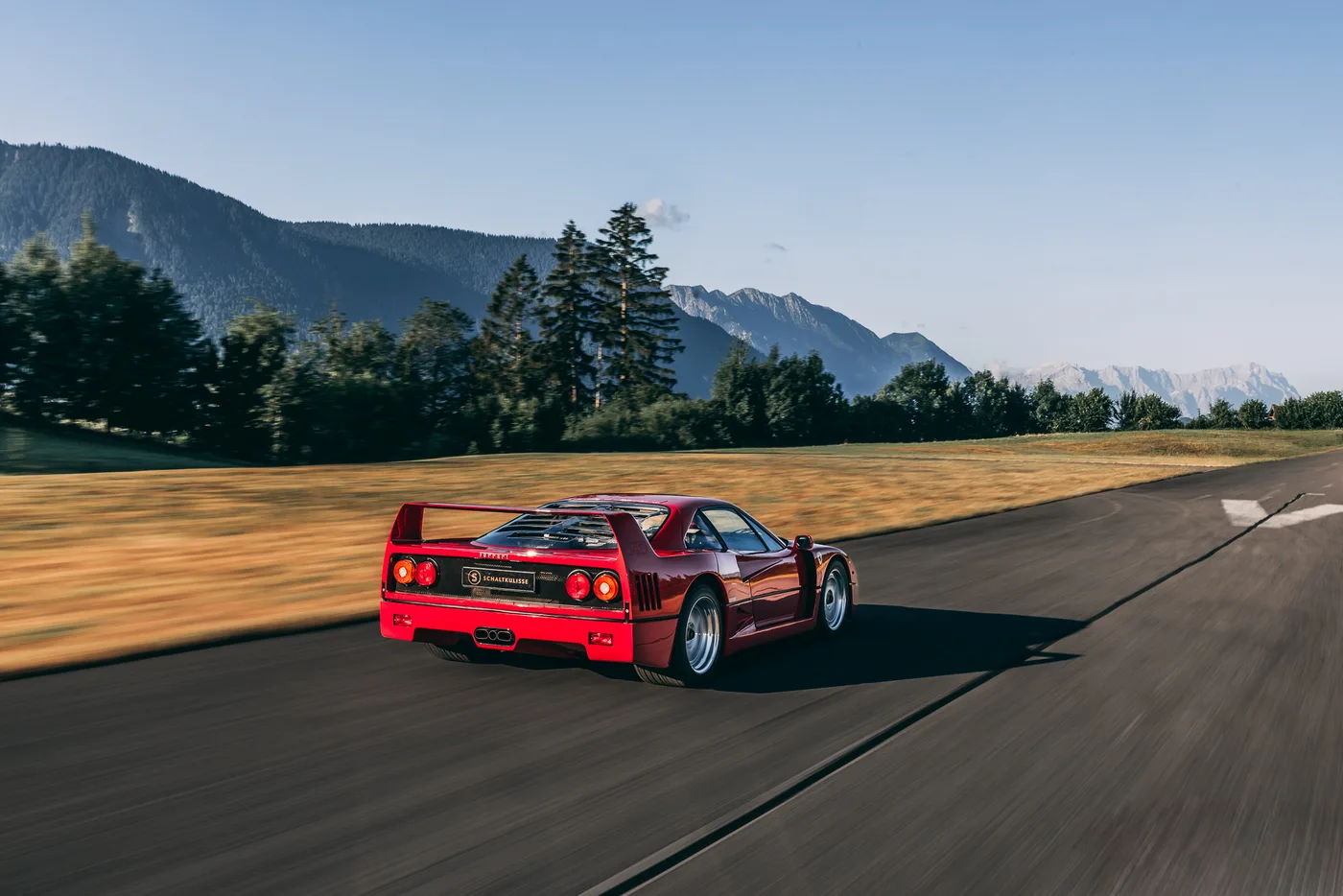 1990 Ferrari F40 offered by a specialist dealer in Munich, Germany, photo 2 of 15