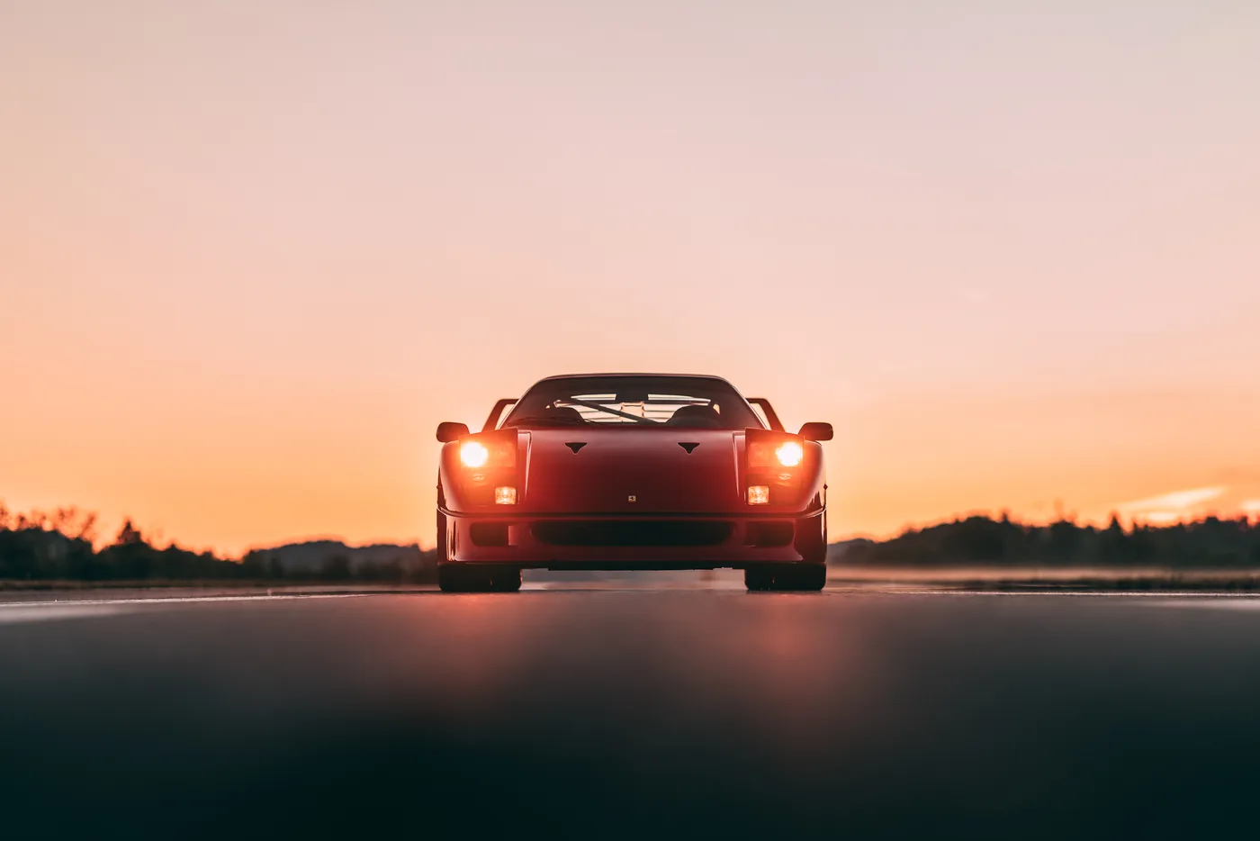 1990 Ferrari F40 offered by a specialist dealer in Munich, Germany, photo 3 of 15