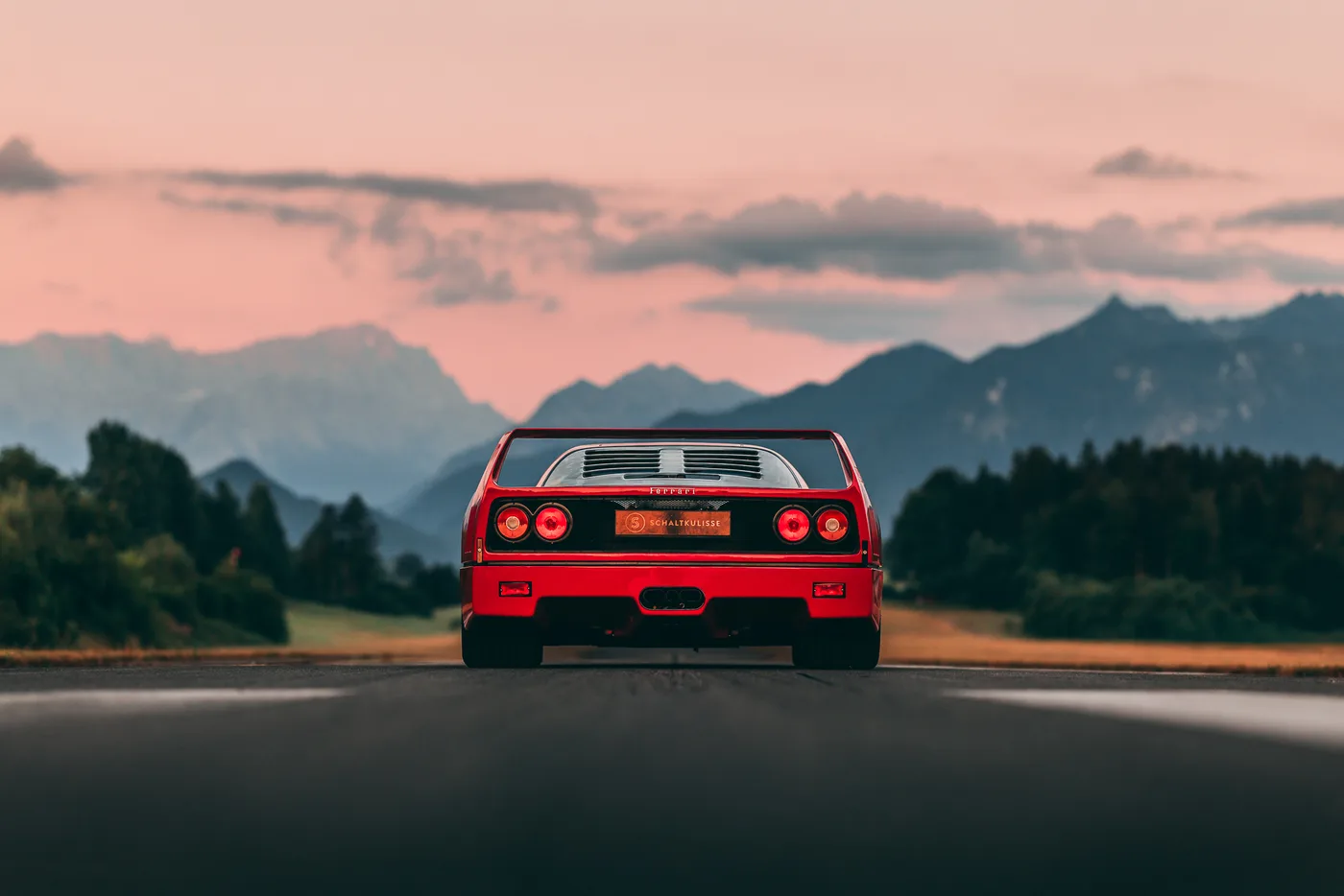 1990 Ferrari F40 offered by a specialist dealer in Munich, Germany, photo 4 of 15