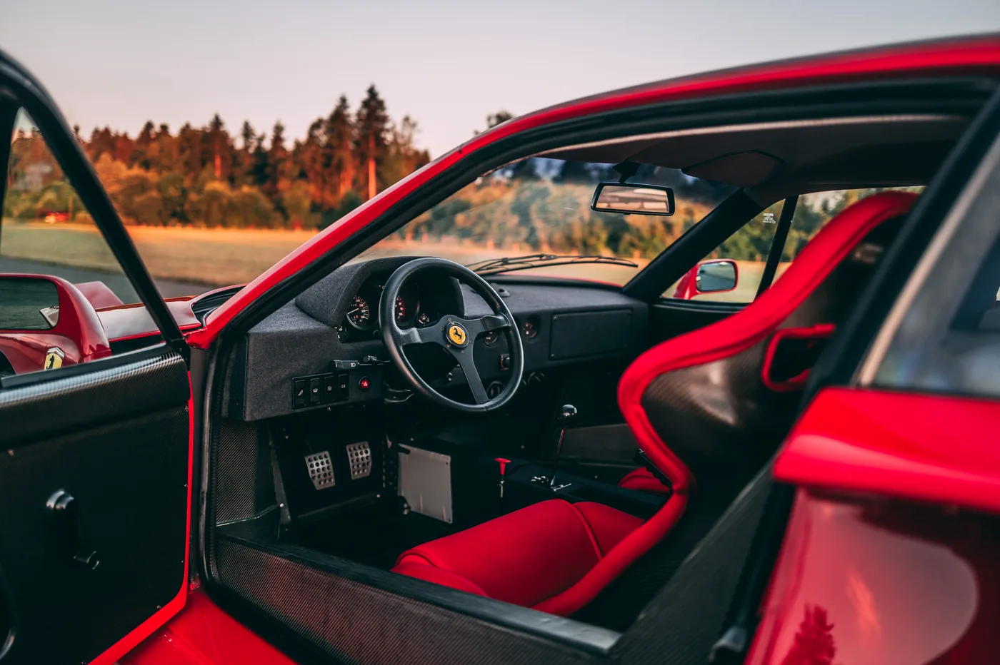 1990 Ferrari F40 offered by a specialist dealer in Munich, Germany, photo 5 of 15