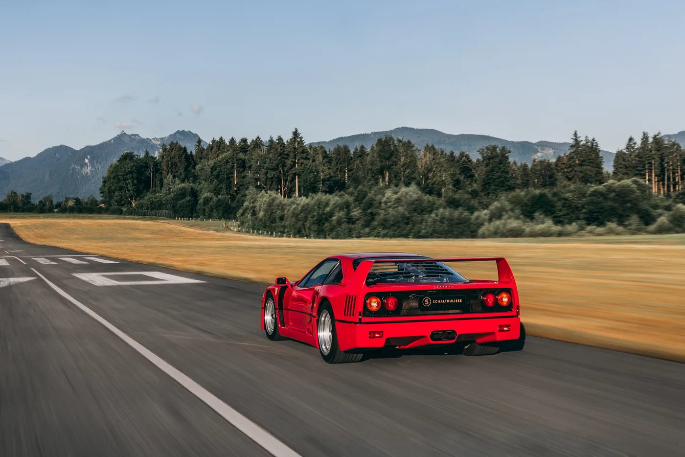1990 Ferrari F40 offered by a specialist dealer in Munich, Germany, photo 11 of 15