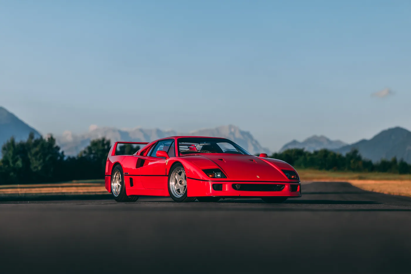1990 Ferrari F40 offered by a specialist dealer in Munich, Germany, photo 12 of 15