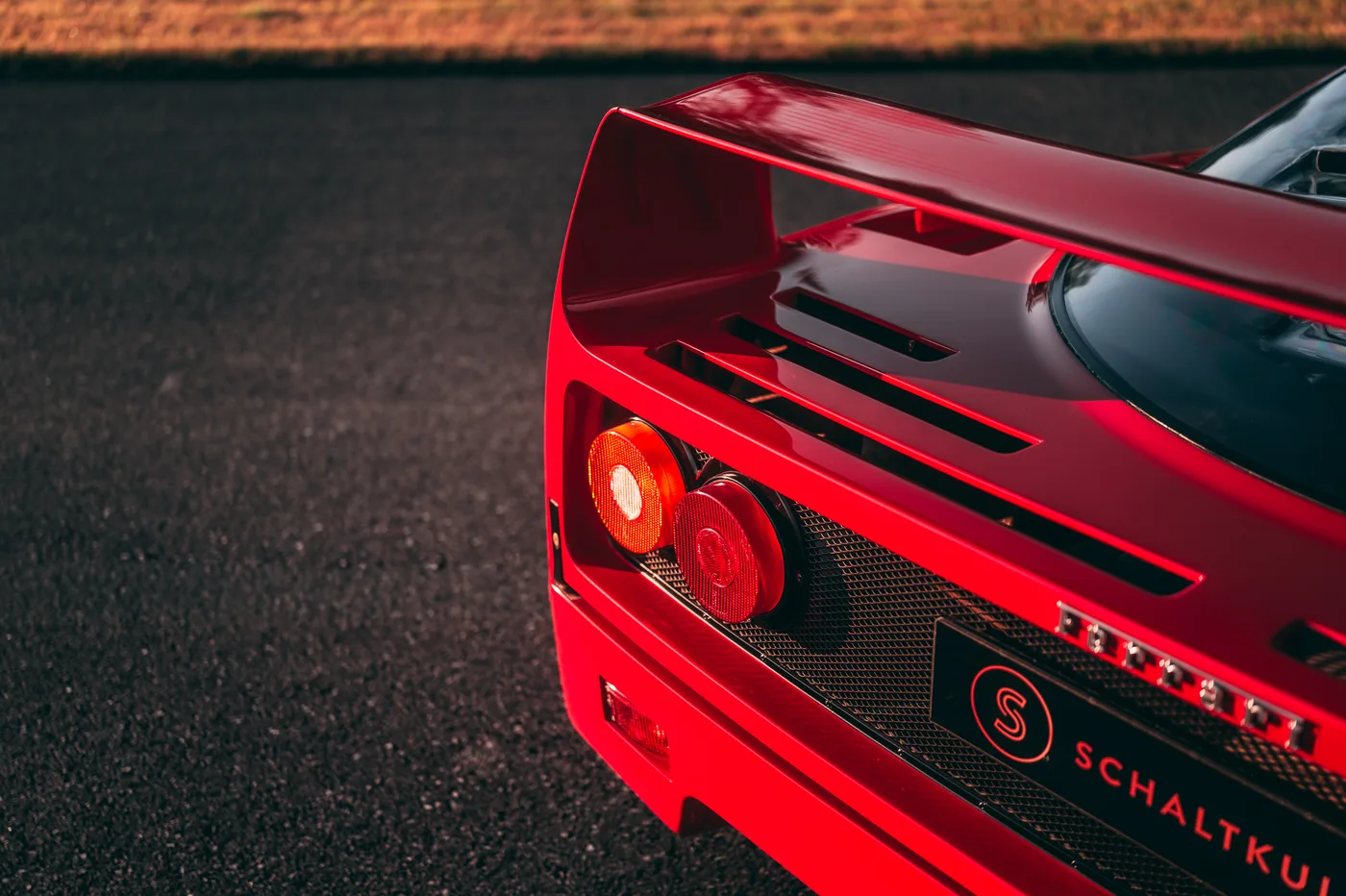 1990 Ferrari F40 offered by a specialist dealer in Munich, Germany, photo 14 of 15
