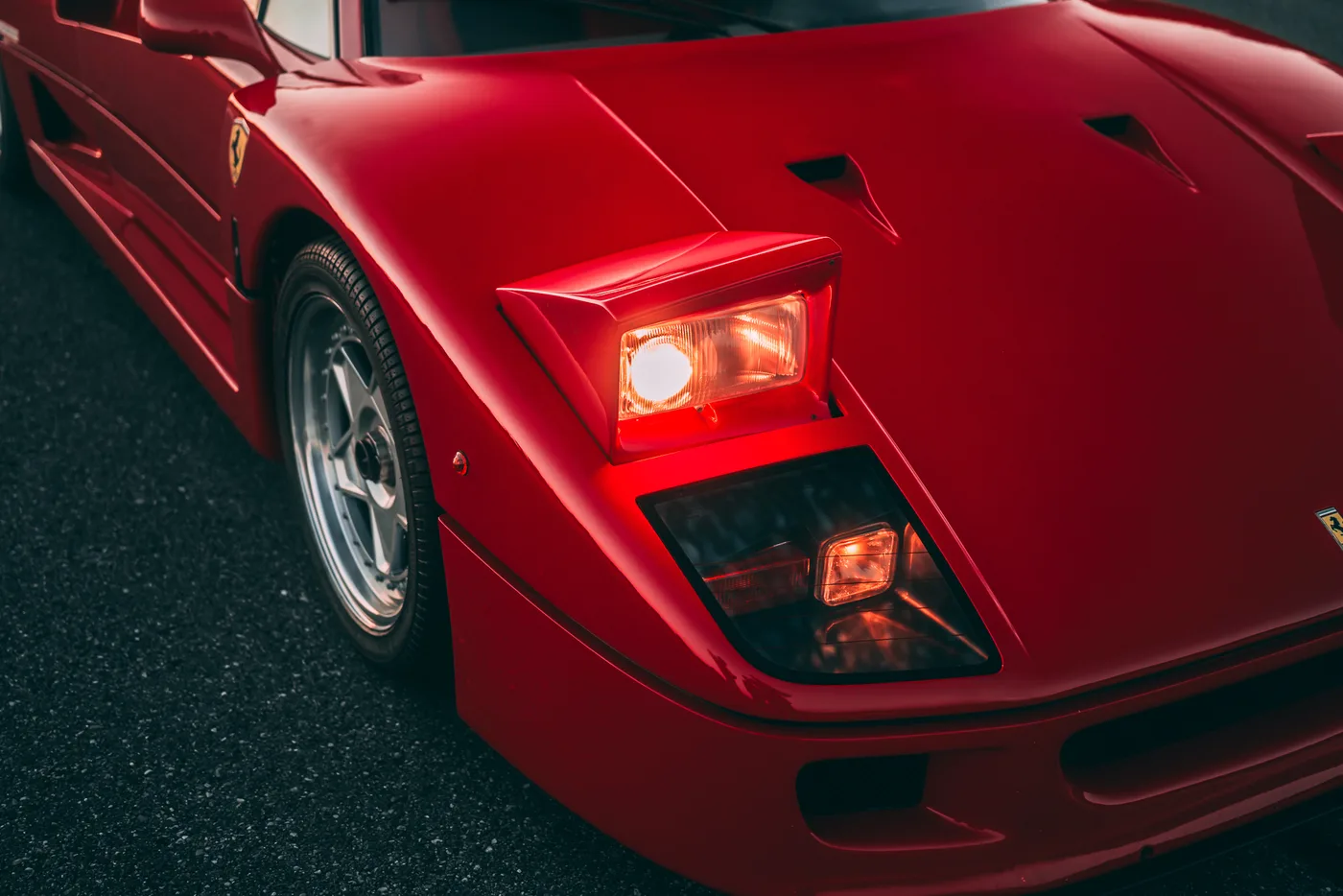 1990 Ferrari F40 offered by a specialist dealer in Munich, Germany, photo 15 of 15