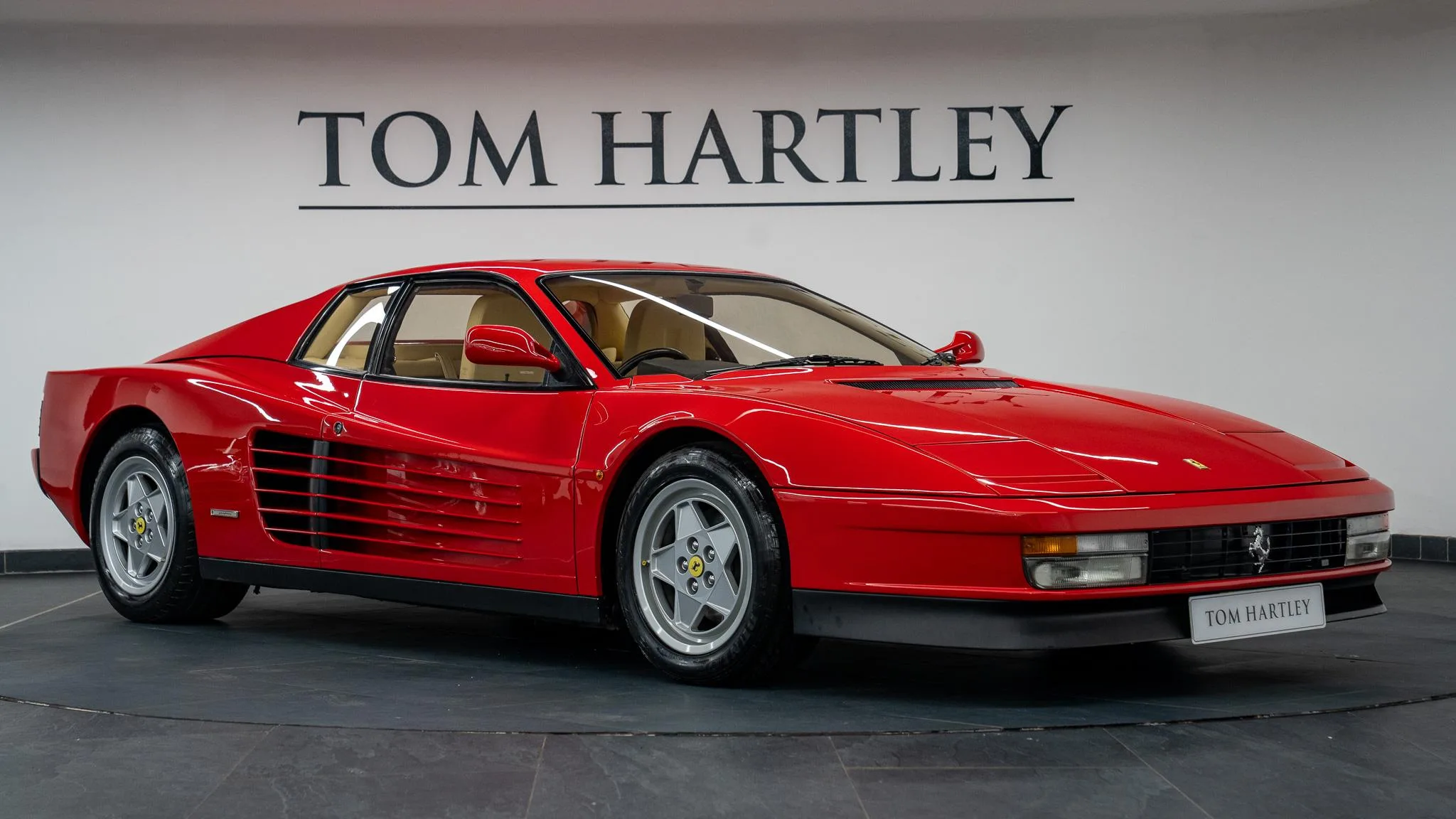 1990 Ferrari Testarossa proposée par un concessionnaire spécialisé à Swadlincote, Royaume-Uni, photo principale