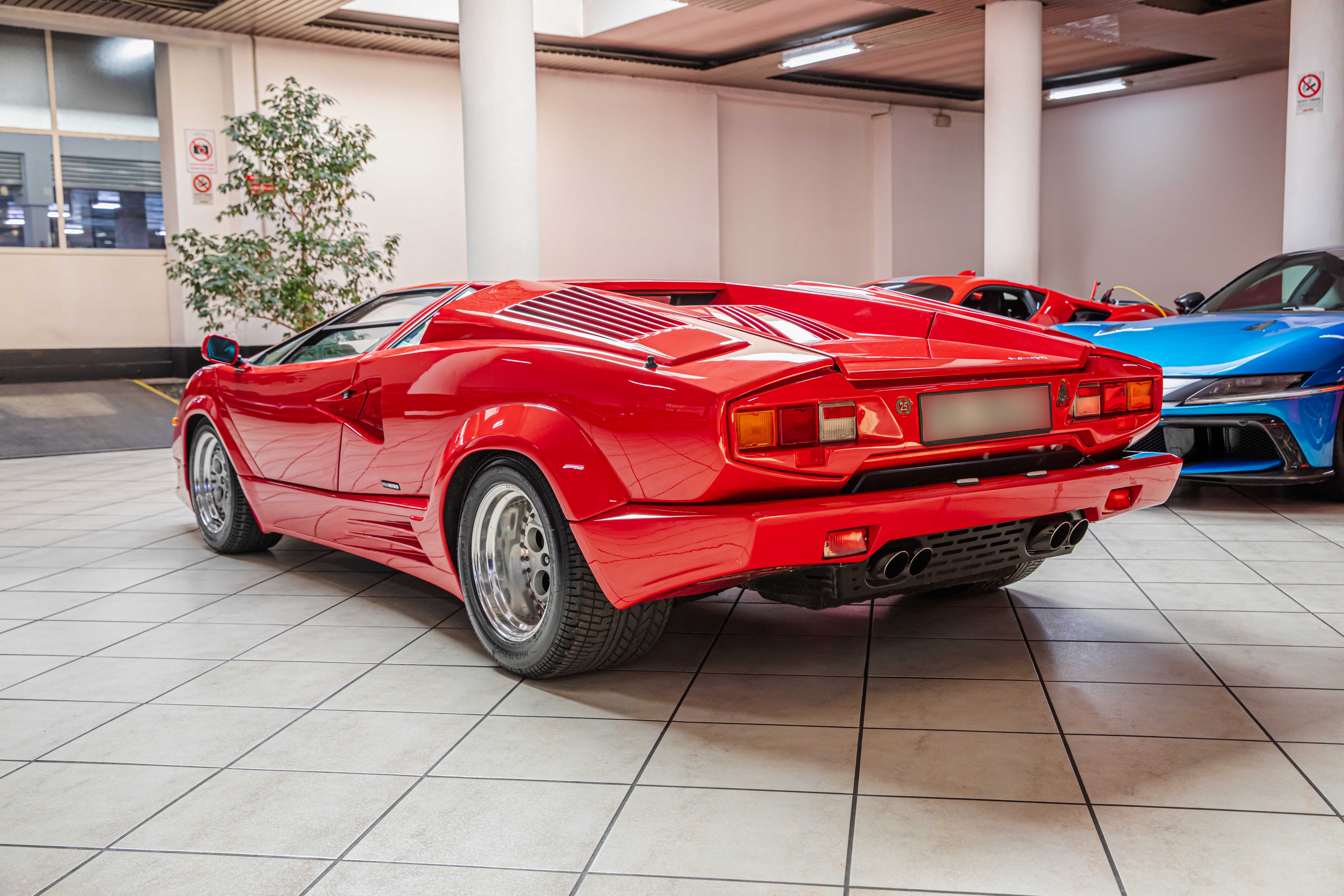 1990 Lamborghini Countach 25th Anniversary offered by a specialist dealer in Milan, Italy, photo 11 of 20