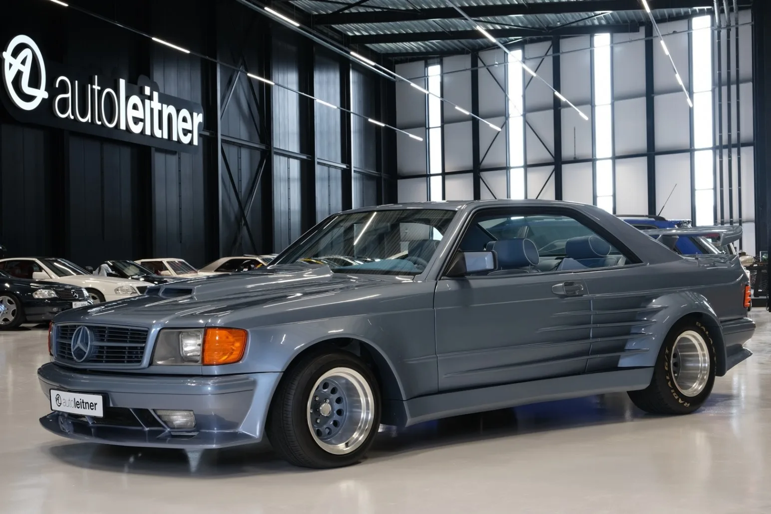 1990 Mercedes-Benz 560 SEC angeboten von einem Oldtimerhändler in Alkmaar, Niederlande, Hauptfoto