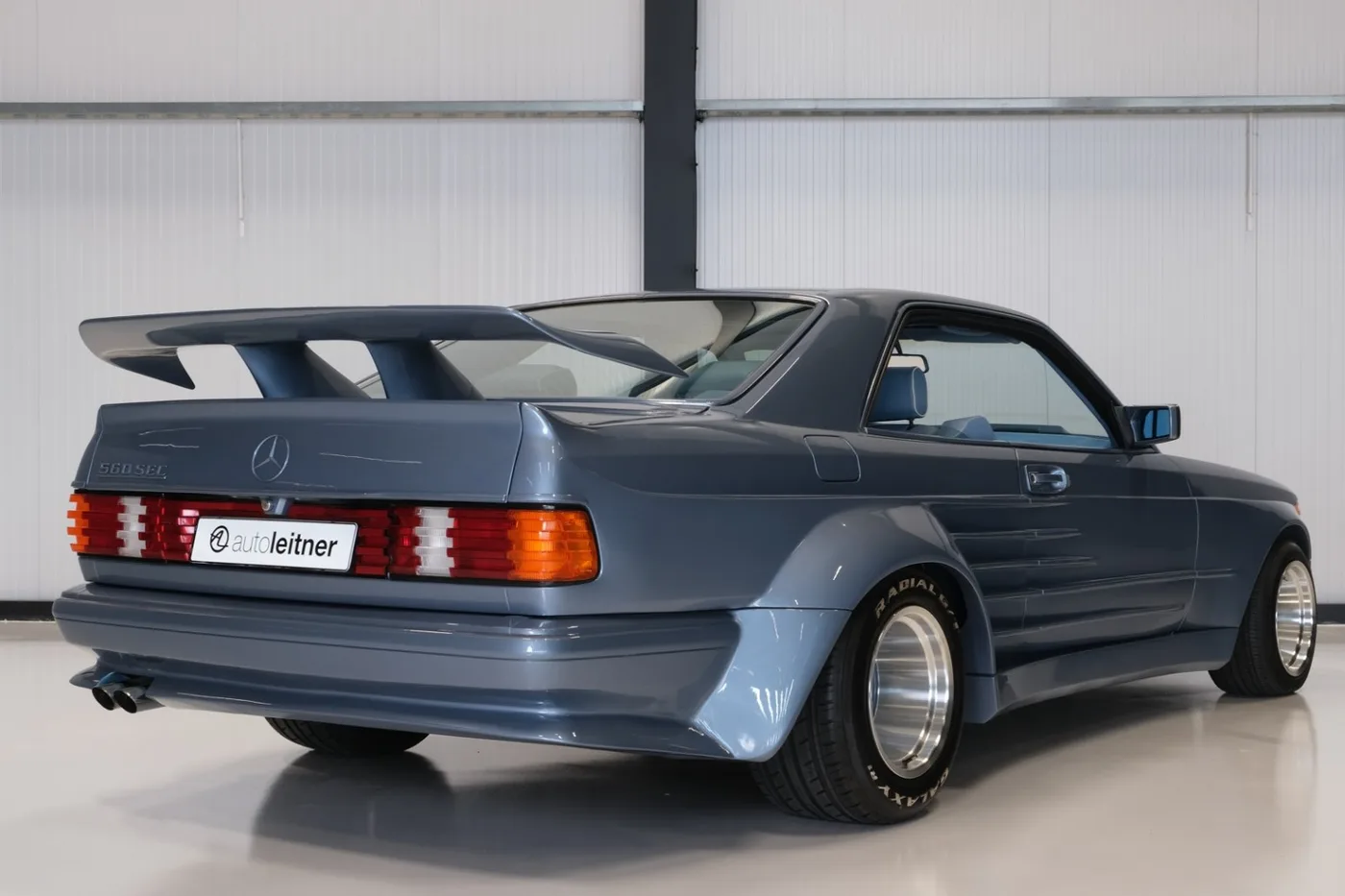 1990 Mercedes-Benz 560 SEC angeboten von einem Oldtimerhändler in Alkmaar, Niederlande, Foto 3 von 15