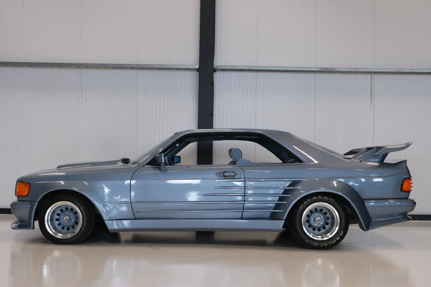 1990 Mercedes-Benz 560 SEC angeboten von einem Oldtimerhändler in Alkmaar, Niederlande, Foto 5 von 15