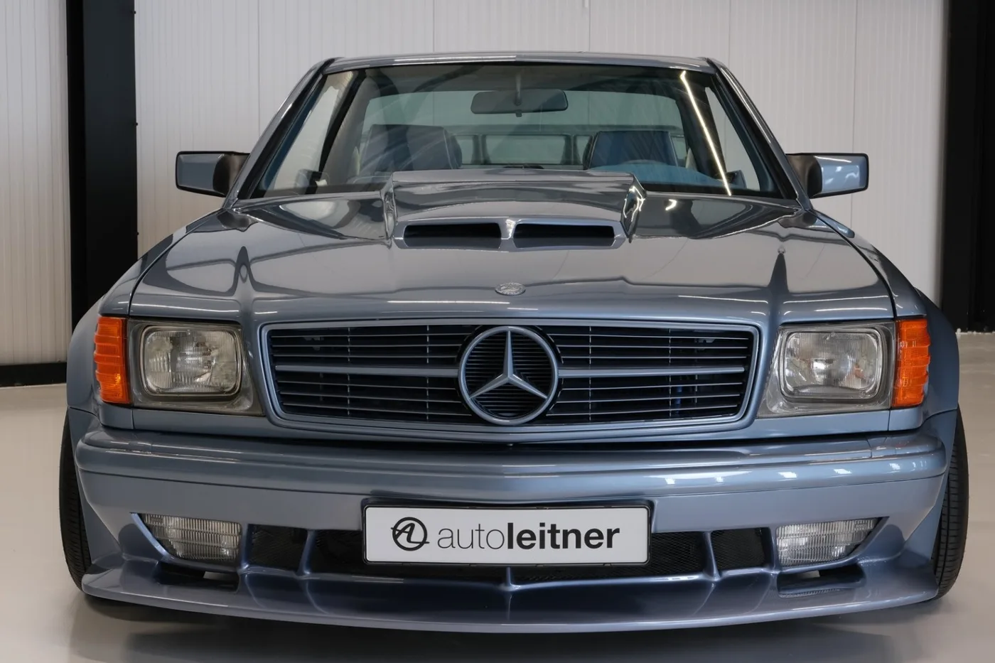 1990 Mercedes-Benz 560 SEC angeboten von einem Oldtimerhändler in Alkmaar, Niederlande, Foto 7 von 15