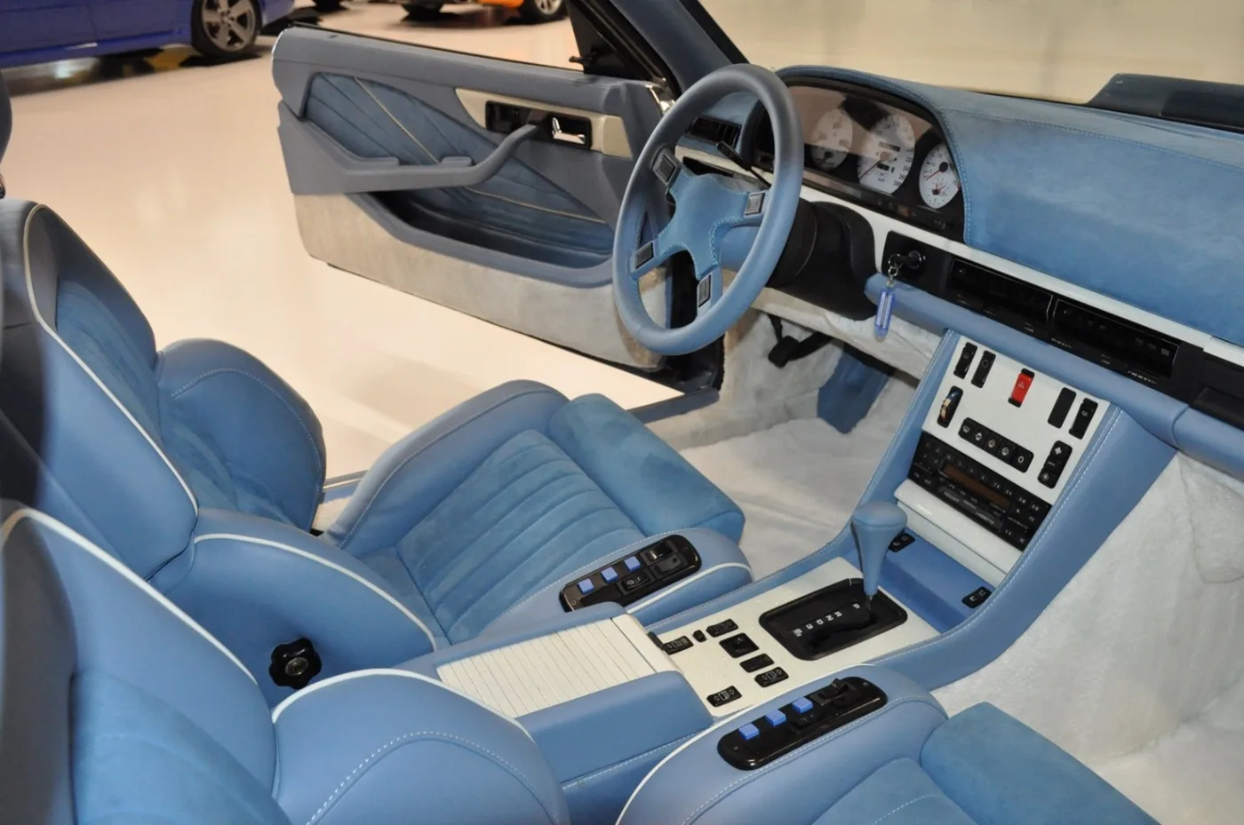 1990 Mercedes-Benz 560 SEC angeboten von einem Oldtimerhändler in Alkmaar, Niederlande, Foto 8 von 15