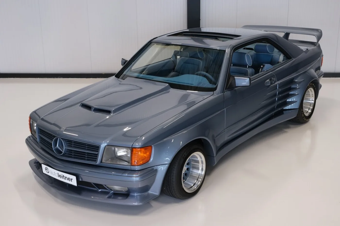 1990 Mercedes-Benz 560 SEC angeboten von einem Oldtimerhändler in Alkmaar, Niederlande, Foto 13 von 15