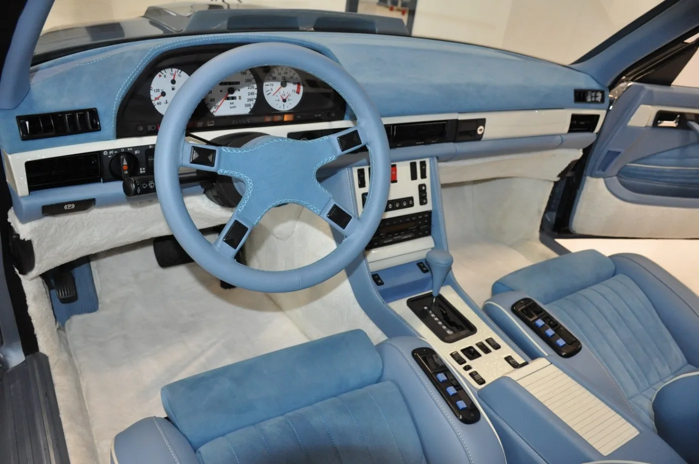1990 Mercedes-Benz 560 SEC angeboten von einem Oldtimerhändler in Alkmaar, Niederlande, Foto 14 von 15