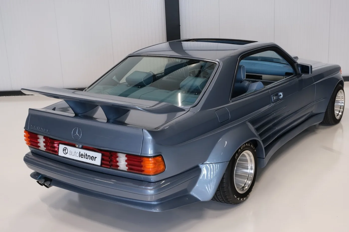 1990 Mercedes-Benz 560 SEC angeboten von einem Oldtimerhändler in Alkmaar, Niederlande, Foto 15 von 15