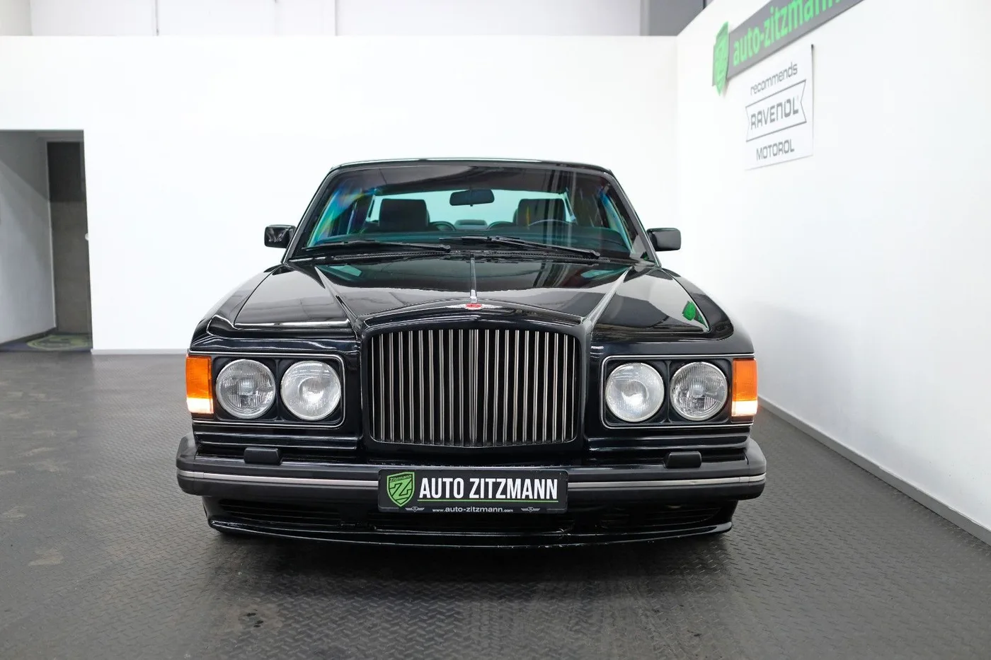 1991 Bentley Turbo R offered by a specialist dealer in Nuremberg, Germany, photo 2 of 15
