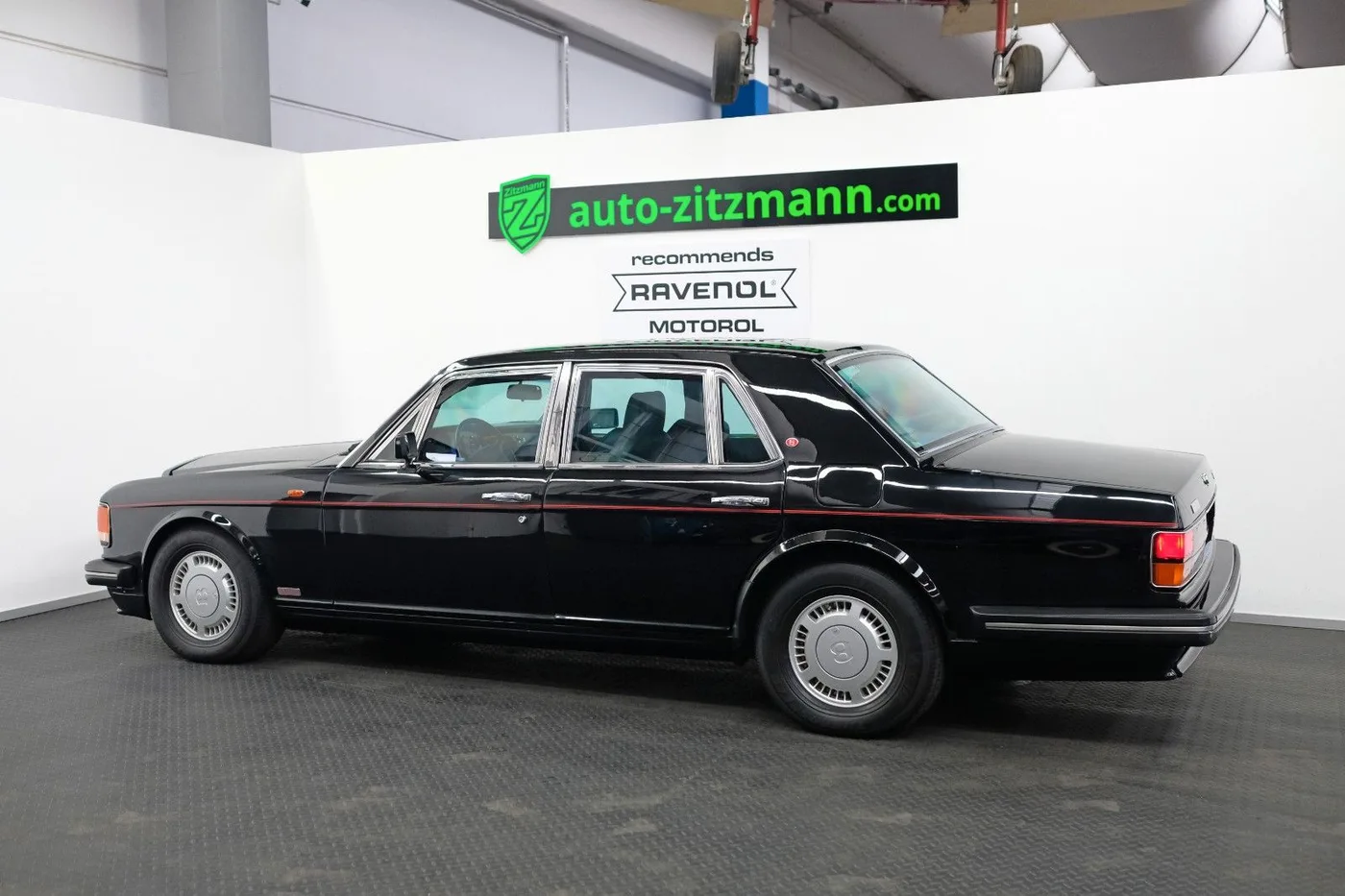 1991 Bentley Turbo R offered by a specialist dealer in Nuremberg, Germany, photo 10 of 15