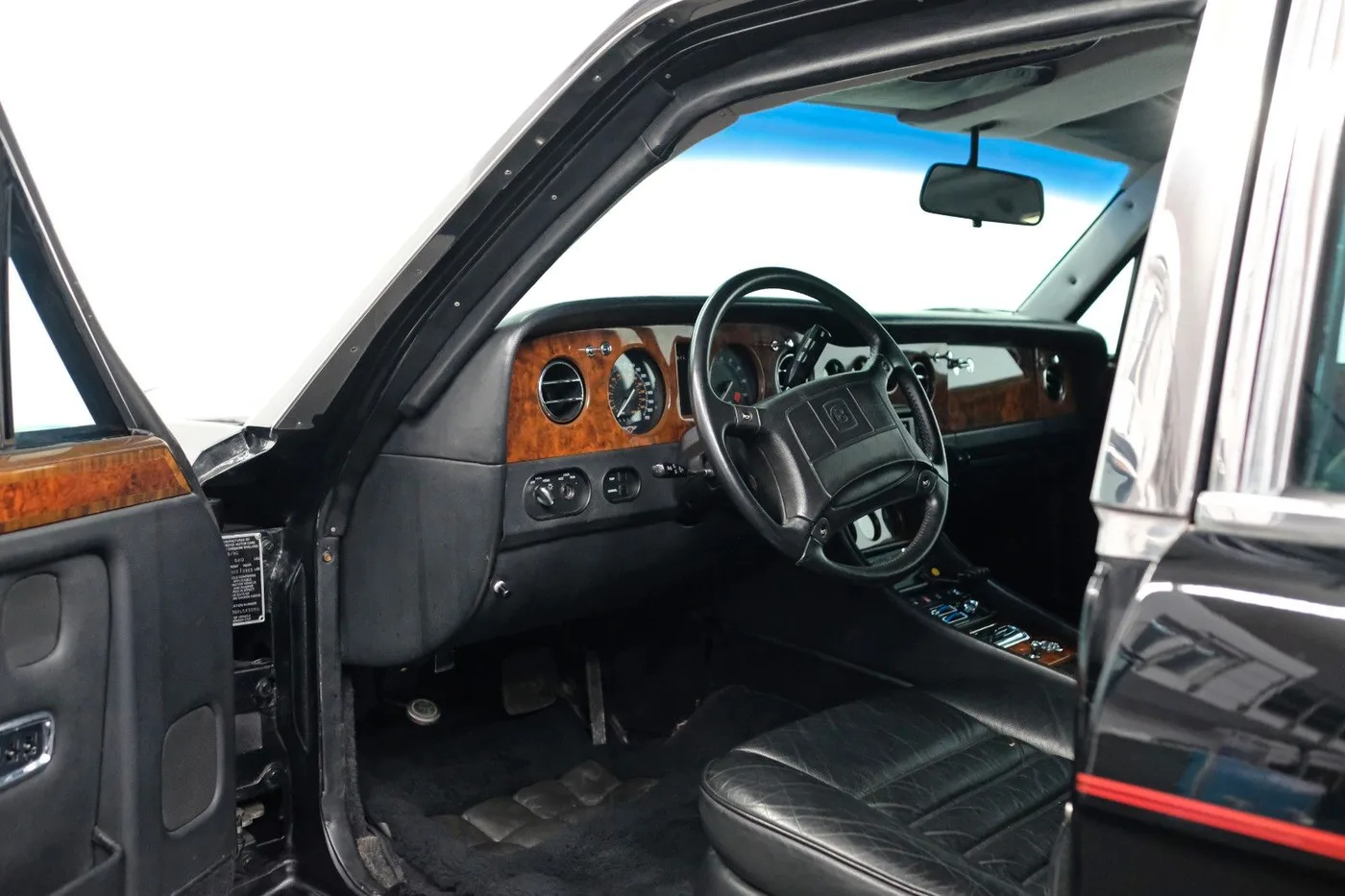 1991 Bentley Turbo R offered by a specialist dealer in Nuremberg, Germany, photo 12 of 15