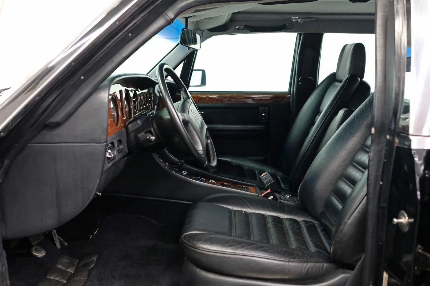 1991 Bentley Turbo R offered by a specialist dealer in Nuremberg, Germany, photo 13 of 15