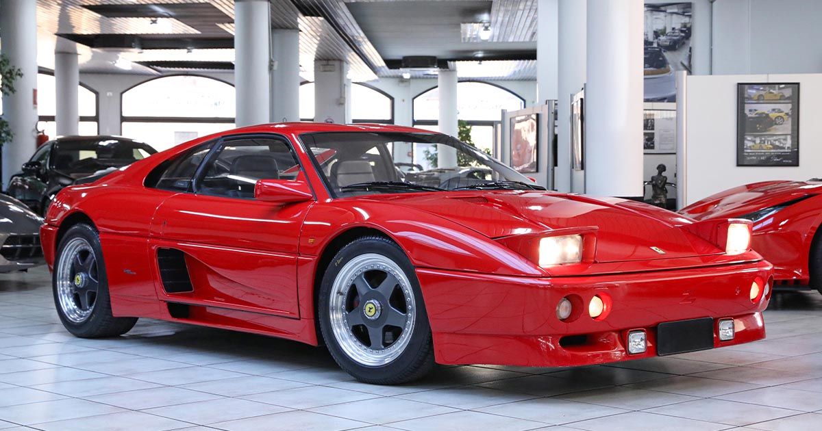 1991 Ferrari 348 proposée par un concessionnaire spécialisé à Milan, Italie, photo principale