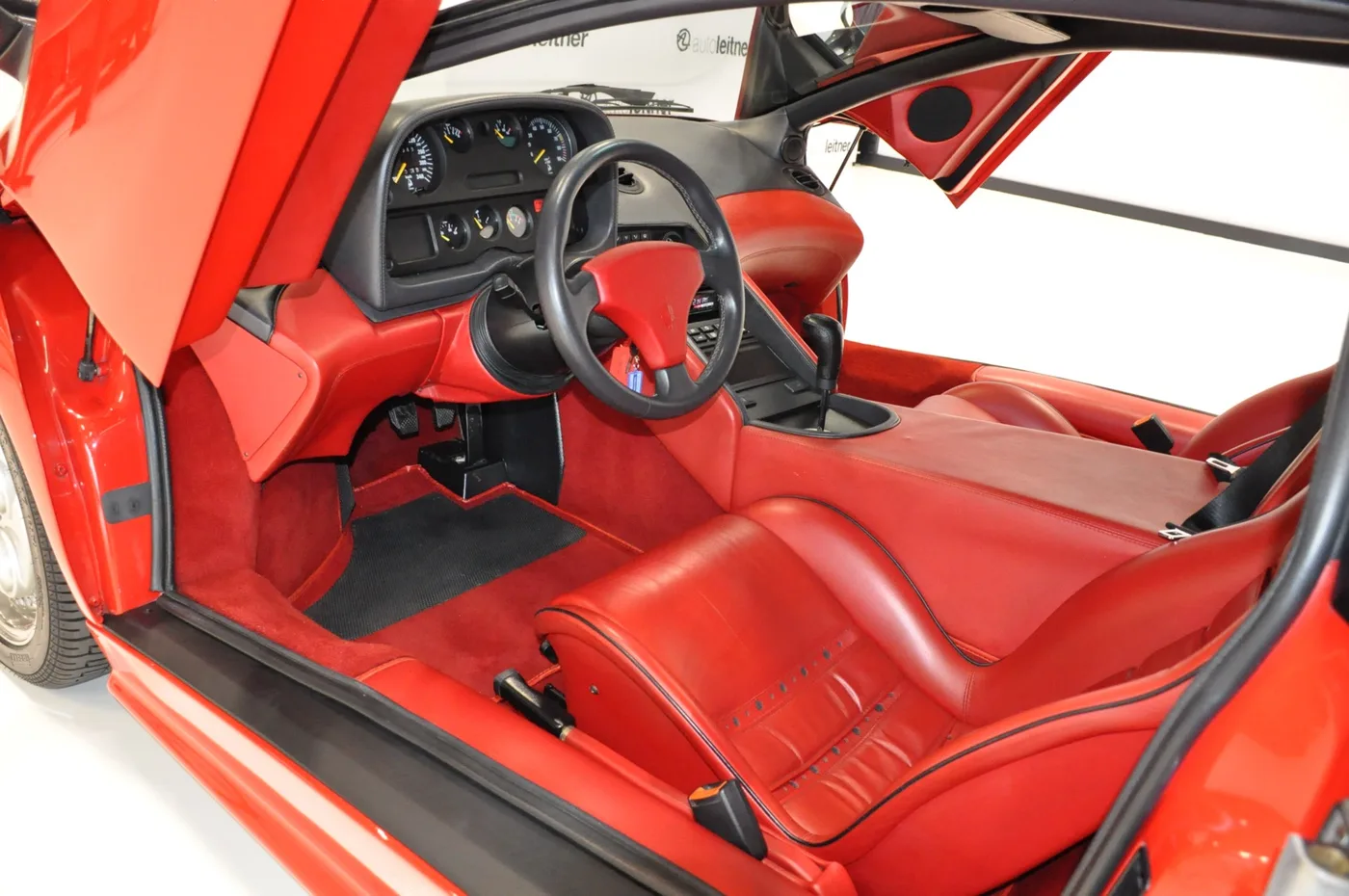 1991 Lamborghini Diablo angeboten von einem Oldtimerhändler in Alkmaar, Niederlande, Foto 2 von 15