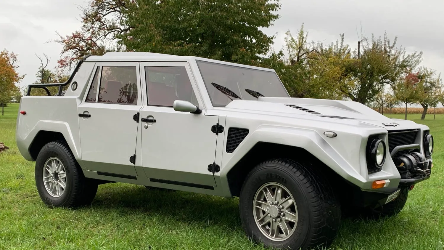 1991 Lamborghini LM002 proposée par un concessionnaire spécialisé à London, Royaume-Uni, photo principale