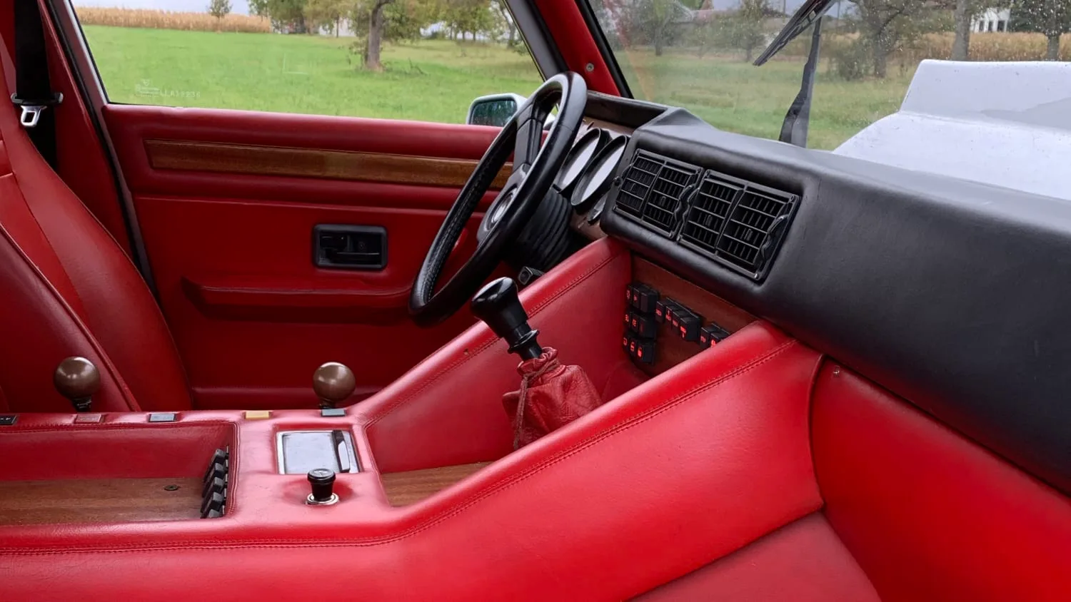 1991 Lamborghini LM002, 2/4