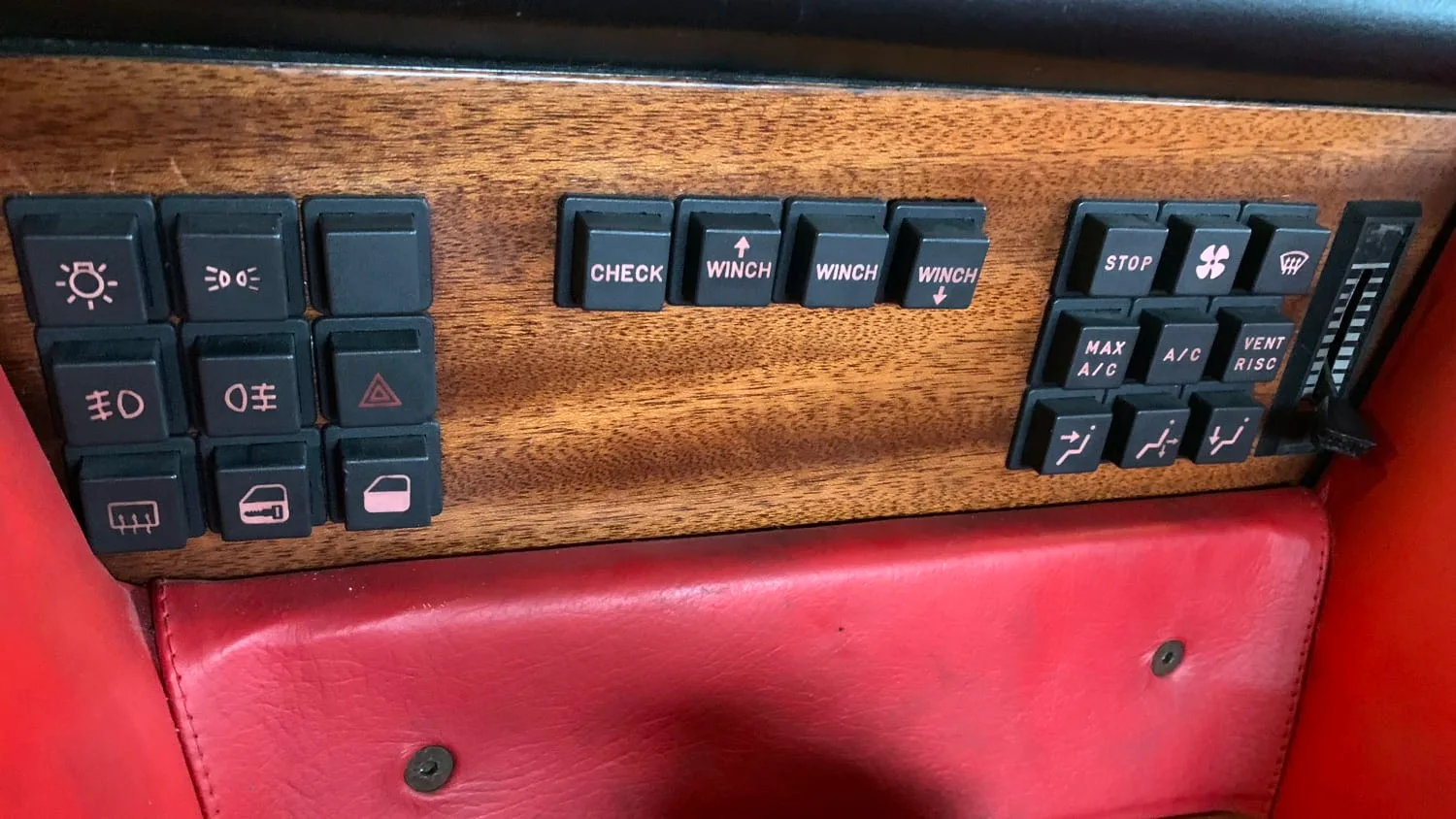1991 Lamborghini LM002, 3/4