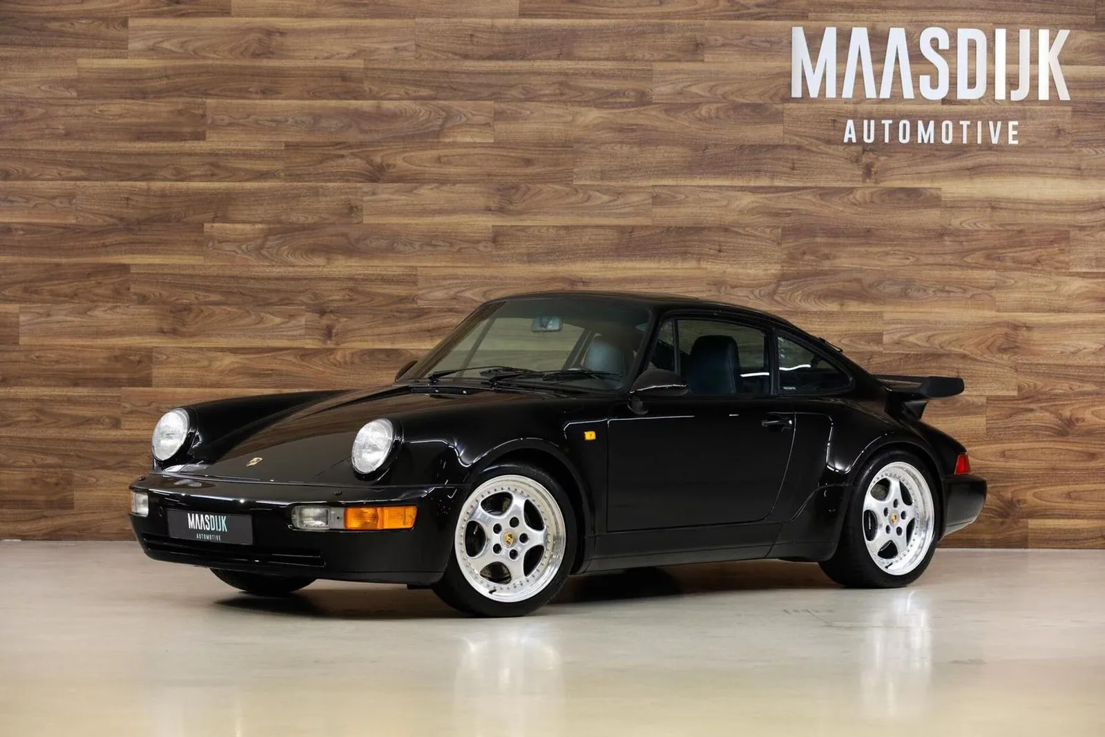 1991 Porsche 911 Turbo 964 3.3 en un concesionario especializado de Werkendam, Países Bajos, foto principal