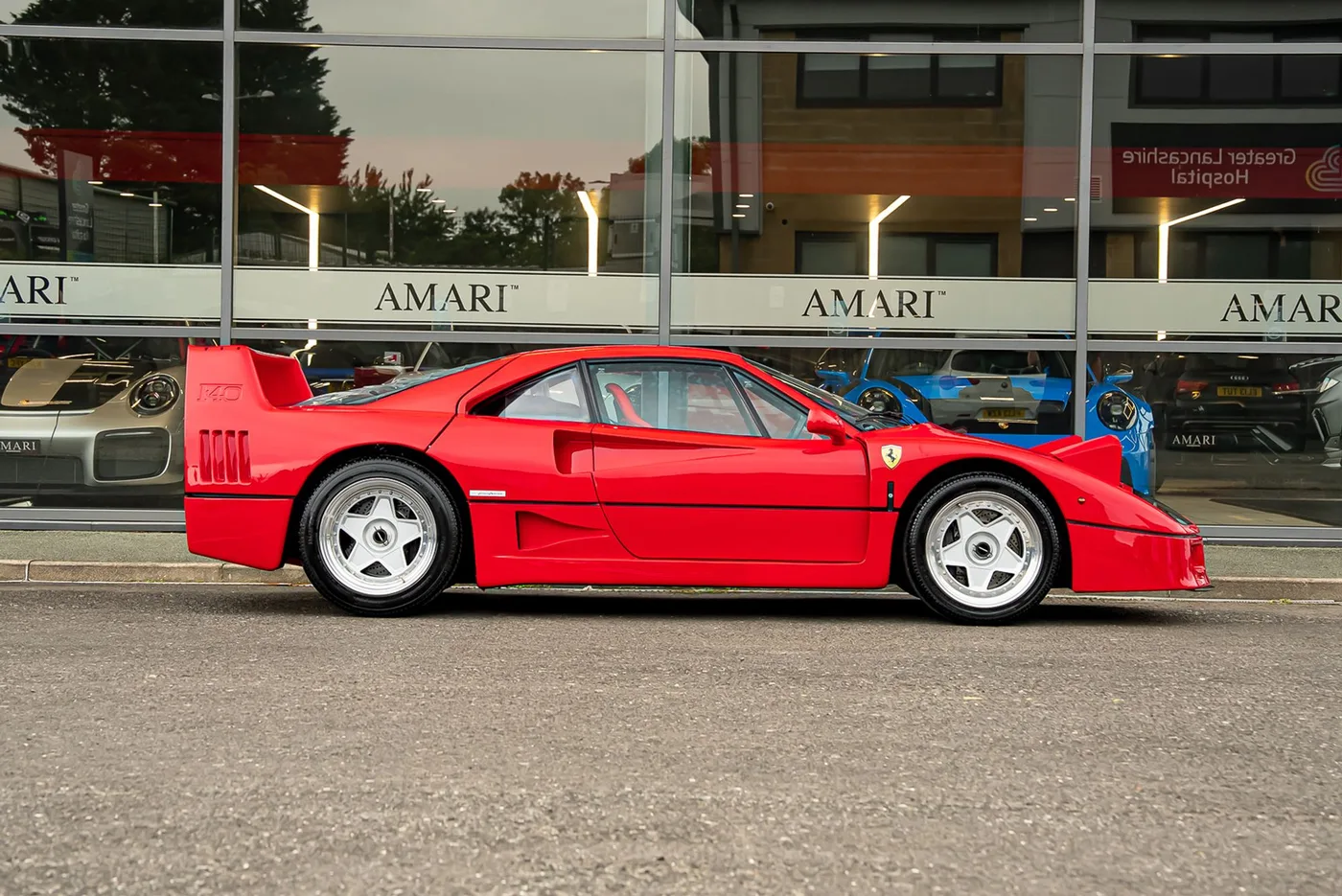 1992 Ferrari F40 proposée par un spécialiste de la supercar à Preston, Royaume-Uni, photo 2 sur 25