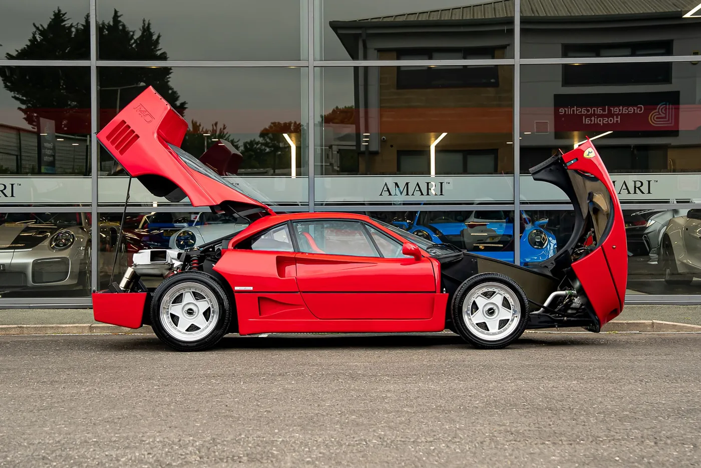 1992 Ferrari F40 proposée par un spécialiste de la supercar à Preston, Royaume-Uni, photo 3 sur 25