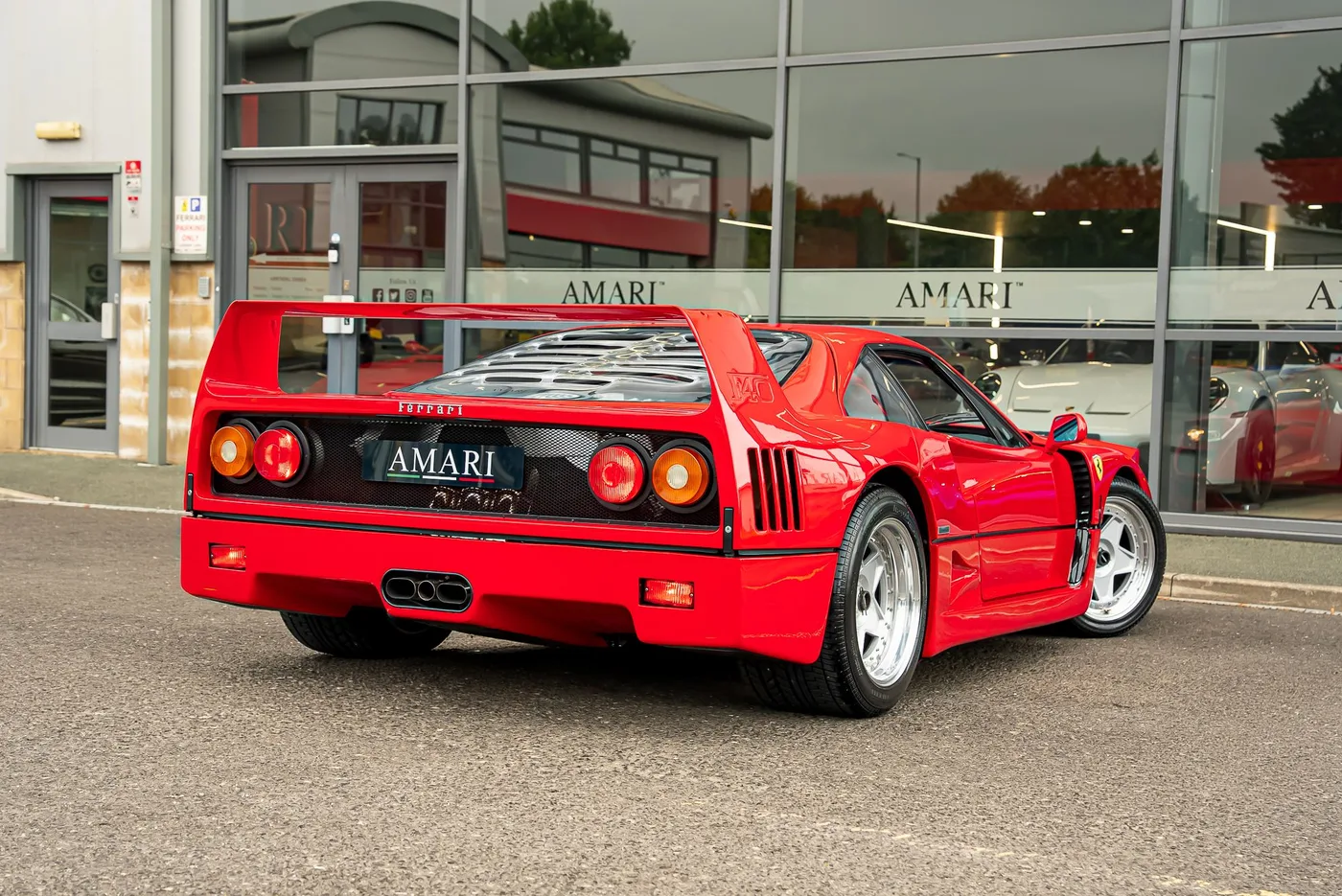 1992 Ferrari F40 proposée par un spécialiste de la supercar à Preston, Royaume-Uni, photo 18 sur 25