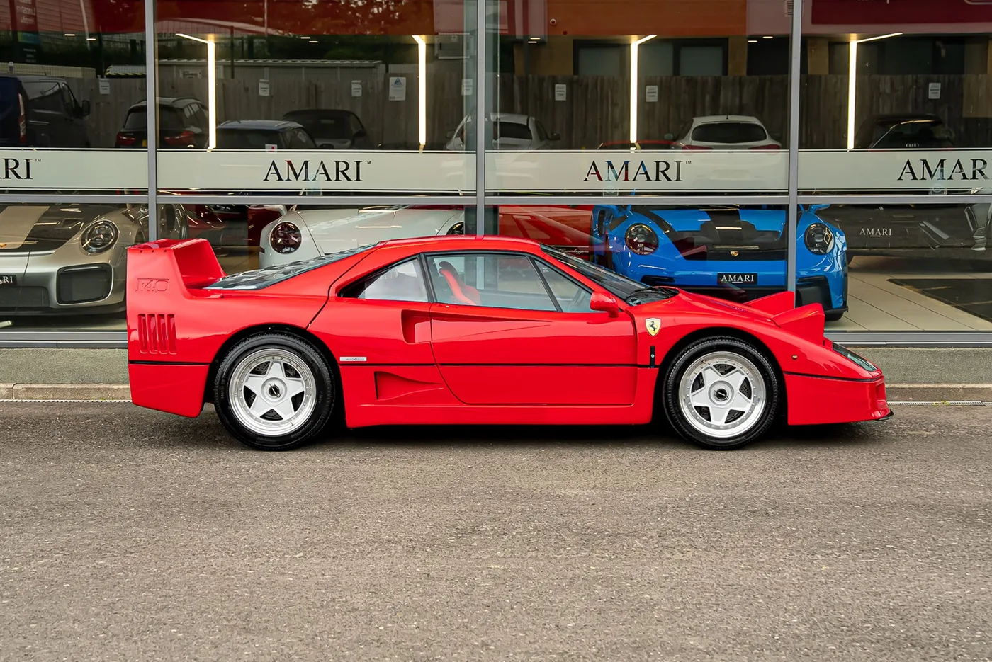 1992 Ferrari F40 proposée par un spécialiste de la supercar à Preston, Royaume-Uni, photo 19 sur 25