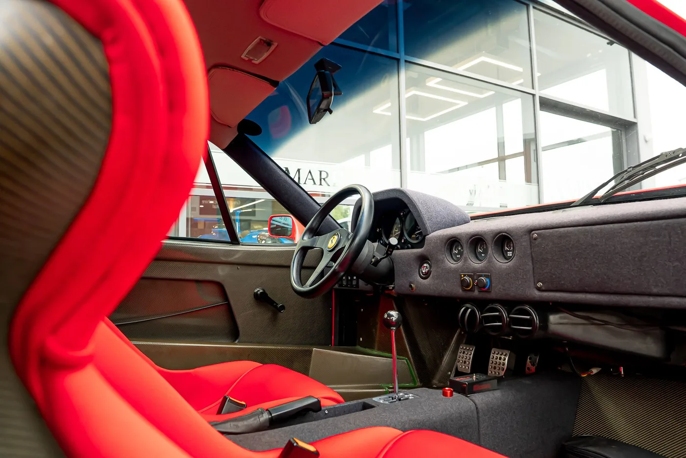 1992 Ferrari F40 proposée par un spécialiste de la supercar à Preston, Royaume-Uni, photo 22 sur 25