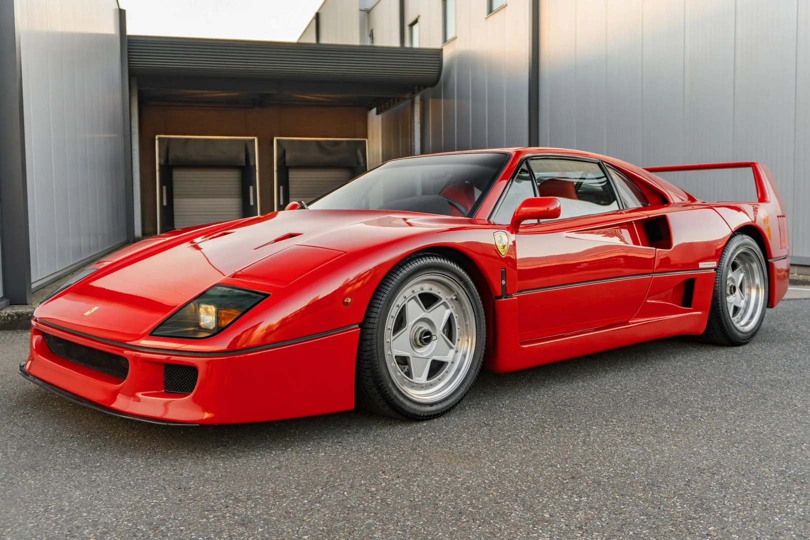 1992 Ferrari F40 angeboten von einem Supersportwagenhändler in Woerden, Niederlande, Hauptfoto