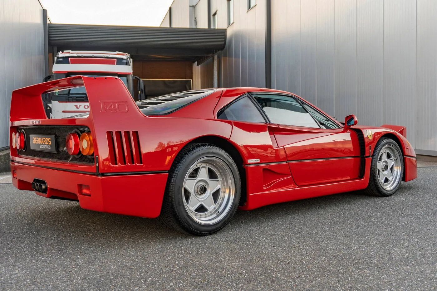 1992 Ferrari F40 angeboten von einem Supersportwagenhändler in Woerden, Niederlande, Foto 2 von 25