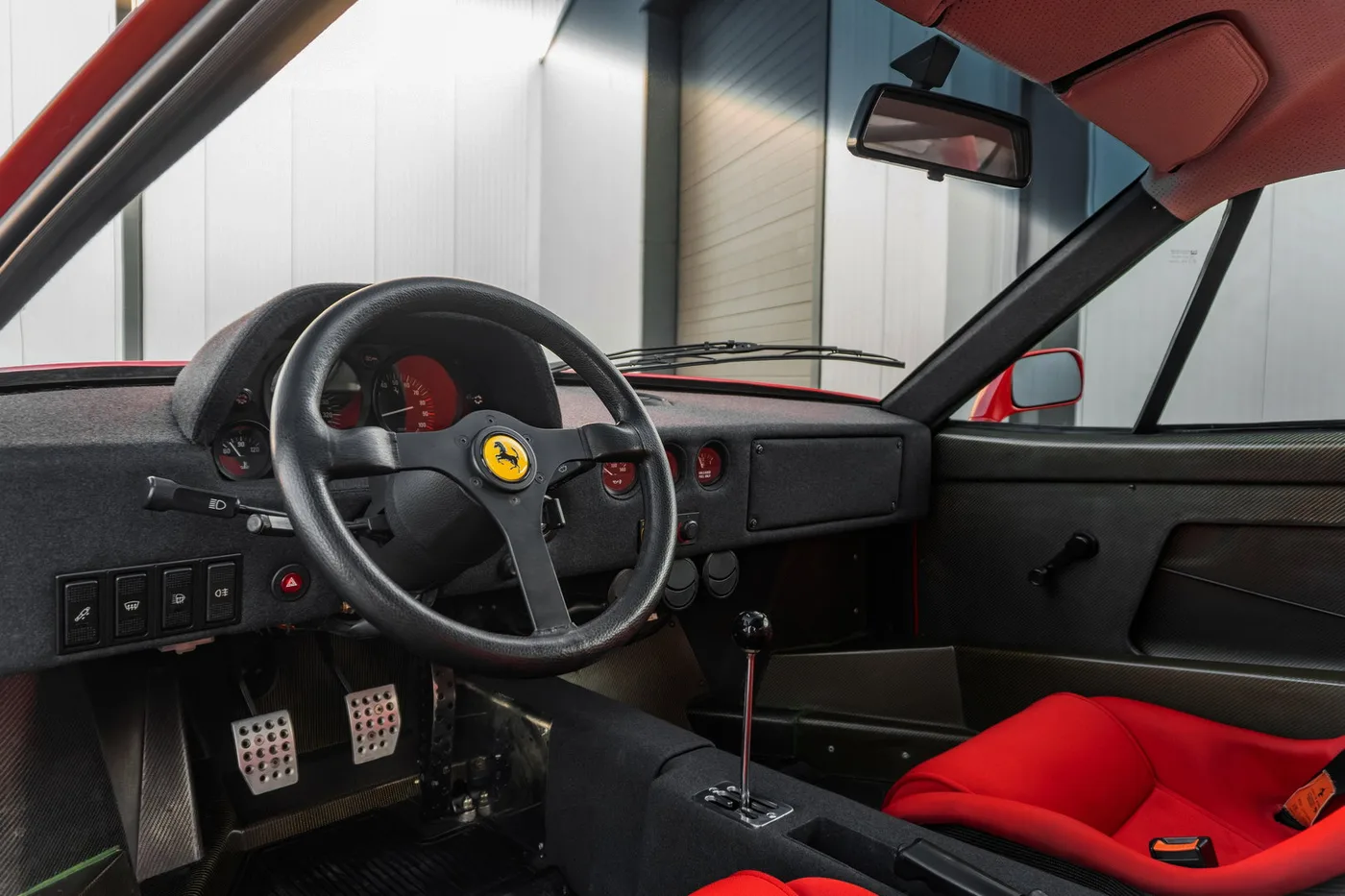 1992 Ferrari F40 angeboten von einem Supersportwagenhändler in Woerden, Niederlande, Foto 3 von 25