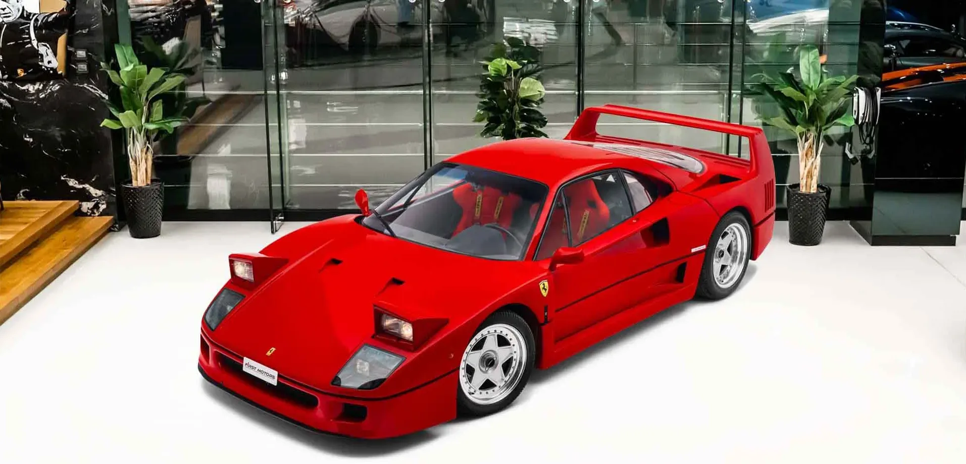 1992 Ferrari F40 proposée par un concessionnaire spécialisé à Dubaï, Émirats arabes unis, photo principale